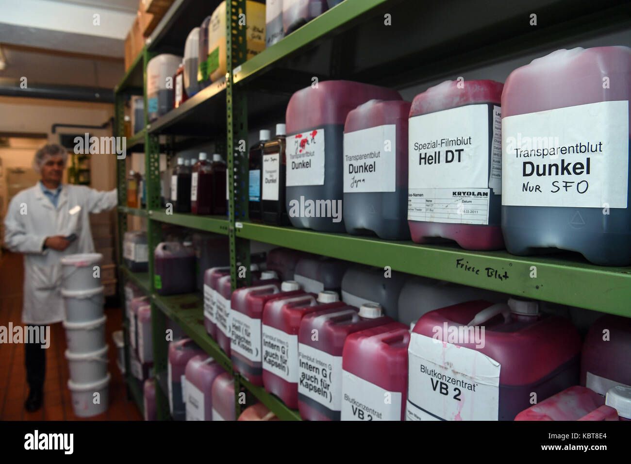Berlin, Deutschland. 21 Sep, 2017. Manager Lorenz Koch stand neben Regalen der verschiedenen Arten von Fake Blood am Kryolan Unternehmen in Berlin, Deutschland, 21. September 2017. Das Unternehmen liefert seit Kryolan Professional Make-up und Accessoires für die Film-, Theater- und TV-Industrie seit mehr als 70 Jahren. Credit: Sören Stache/dpa/Alamy leben Nachrichten Stockfoto