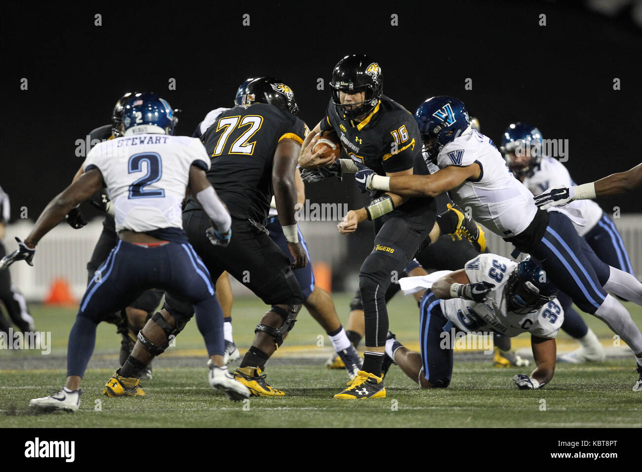 September 30, 2016: Towson Tigers Quarterback Ryan Stover#16 wird von einem Villanova defender während des Spiels zwischen der Towson Tigers und die Villanova Wildkatzen bei Johnny Unitas Stadion in Towson, MD in Angriff genommen. Kenia Allen/CSM Stockfoto