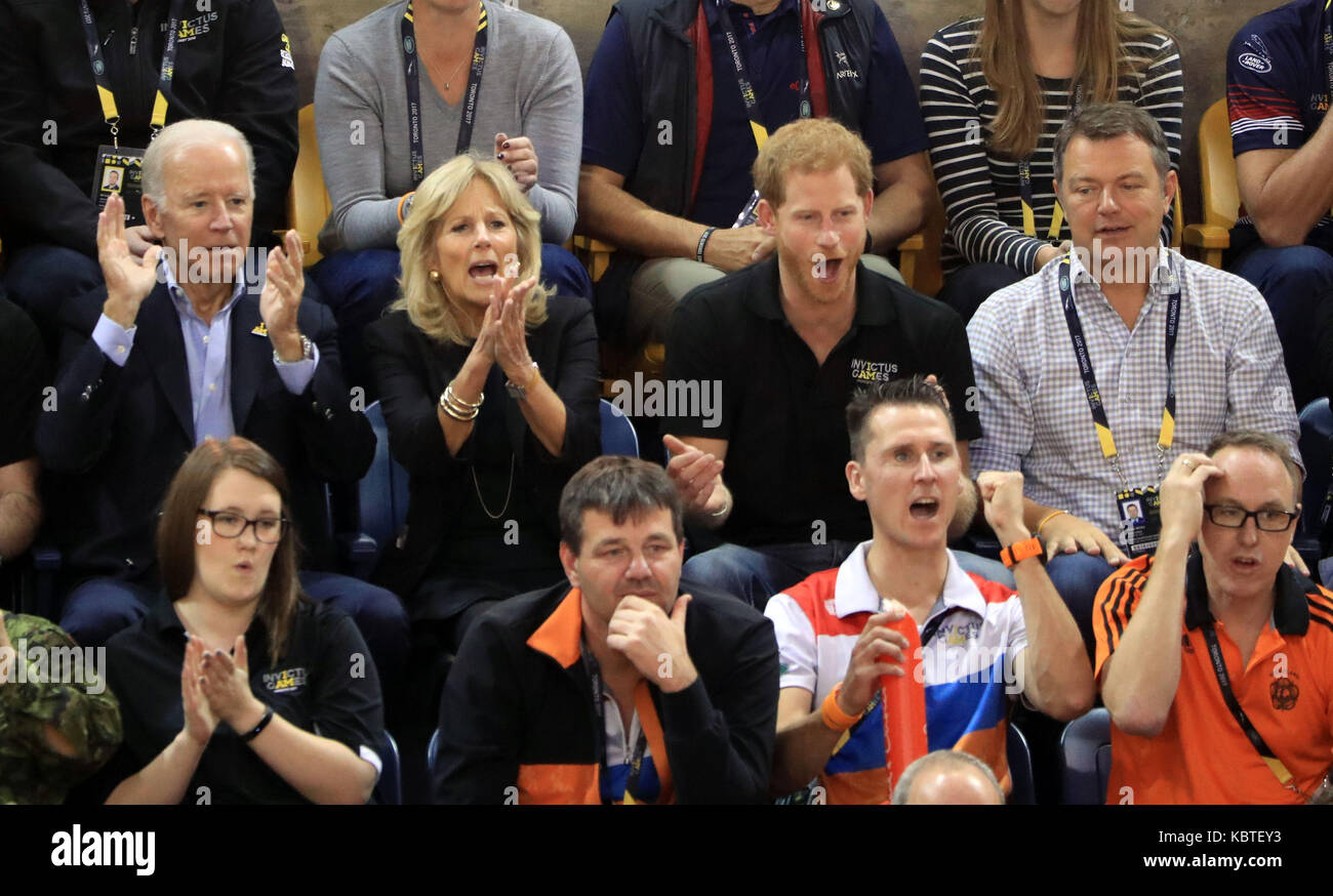 Prinz Harry mit der ehemalige Vizepräsident der USA Joe Biden (links) und ehemaligen zweiten Dame des US-Jill Biden (Zweite links) Während der Rollstuhl Basketball am Mattamy Athletic Center am 2017 Invictus Spiele in Toronto, Kanada. Stockfoto