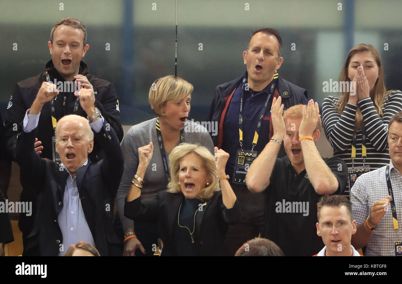 Prinz Harry mit der ehemalige Vizepräsident der USA Joe Biden (vorne links) und ehemaligen zweiten Dame des US-Jill Biden (vorne Zweite links) Während der Rollstuhl Basketball am Mattamy Athletic Center am 2017 Invictus Spiele in Toronto, Kanada. Stockfoto