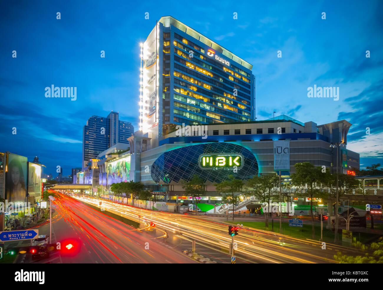 Bangkok, Thailand - 11. September 2015: Landschaft der MBK Shopping Mall in der frühen Nacht mit Verkehr. Dieses Hotel ist sehr berühmten Shopping Mall in c Stockfoto
