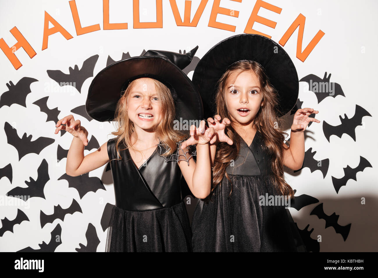 Paar Von Zwei Kleinen Madchen In Halloween Kostume Holding Air Ballons Und Mit Fledermausen Auf Einem Hintergrund Posiert Gekleidet Stockfotografie Alamy