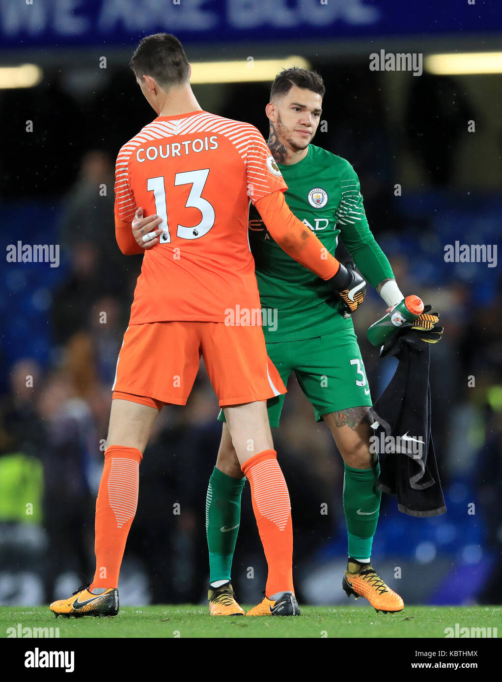 Manchester City Torwart Ederson Grusst Chelsea Torhuter Thibaut Courtois Nach Dem Letzten Spiel In Der Premier League An Der Stamford Bridge London Pfiff Stockfotografie Alamy