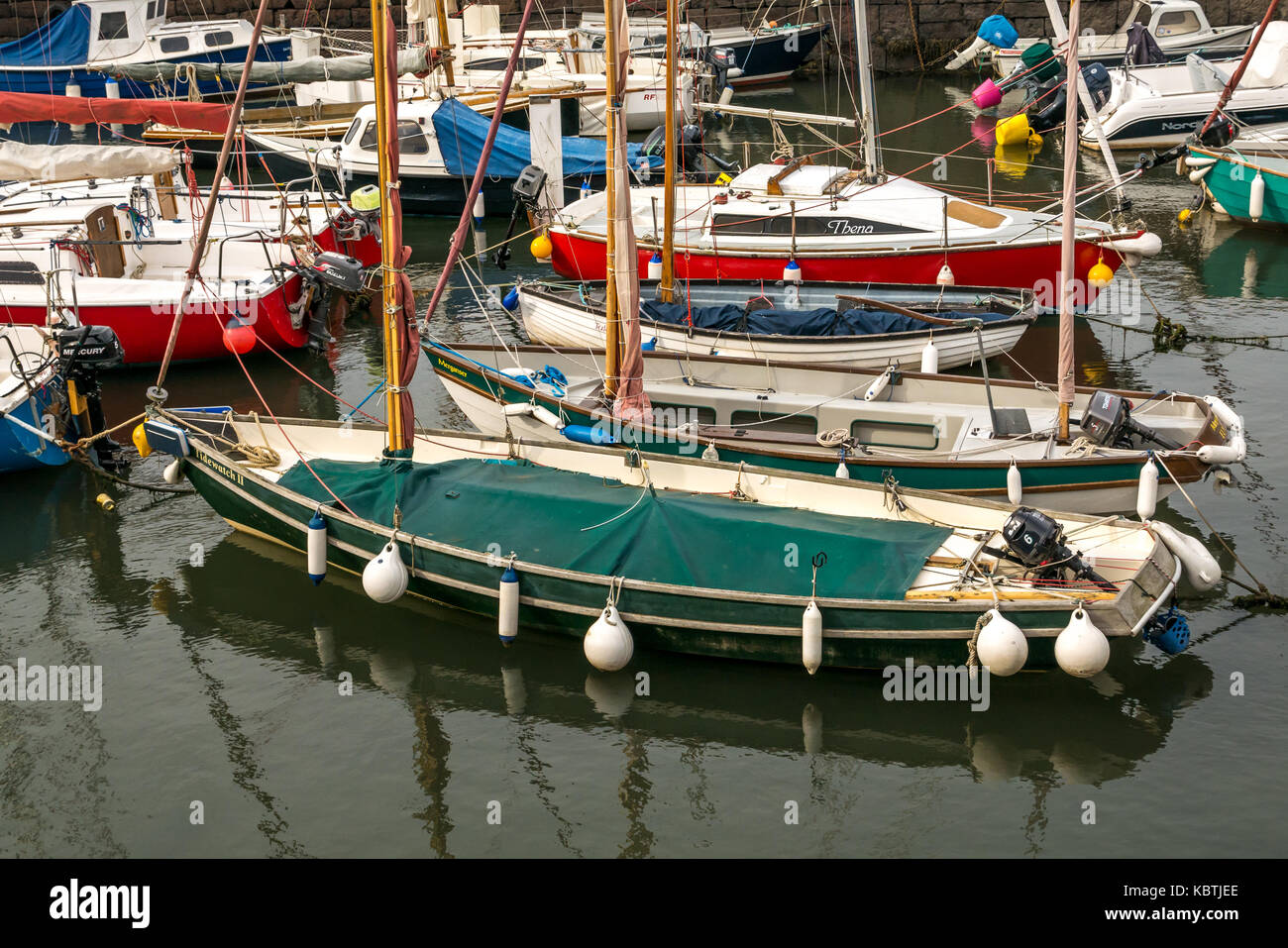 In der Nähe von North Berwick Segelboote im Hafen und Wasser Reflexionen, East Lothian, Schottland, Großbritannien Stockfoto