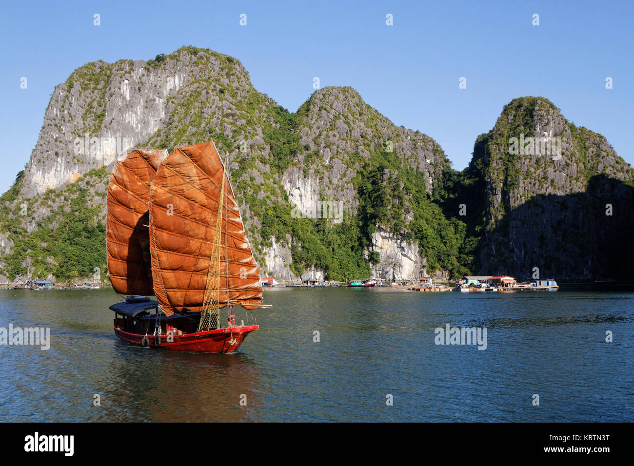 CAT BA, Vietnam, 27. Oktober 2016: Traditionelle junk Segel in Cat Ba Archipel, der südöstlichen Rand von Ha Long Bucht. Ha Long Bucht hat eingeschrieben worden Stockfoto