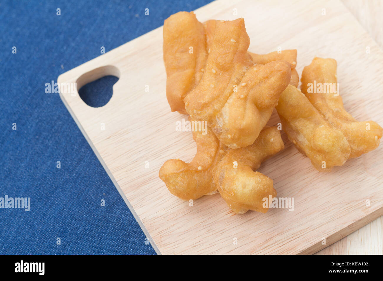 Traditionelle chinesische Snacks Frittierte Doughstick (Pa Tong Gehen) auf Holzplatte. (Soft Focus). Stockfoto