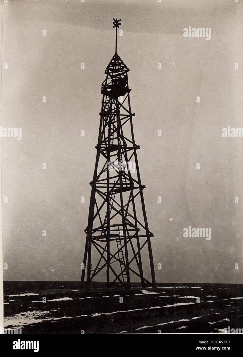 Dieses historische Bild zeigt den Hochstand in Mohila Josefow, ein bedeutender Ort während des Ersten Weltkriegs 1918, und bietet einen Einblick in das damalige militärische Leben. Stockfoto