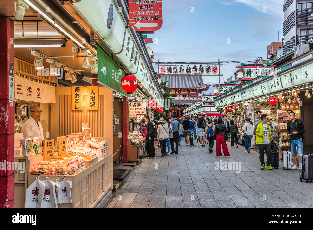 Edo Ära Einkaufsstraße Nakamise Einkaufsstraße mit traditionellen Geschäften in Asakusa, Tokyo, Japan Stockfoto