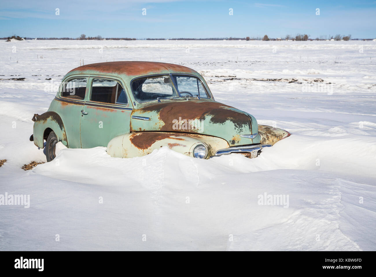 Old car in snow -Fotos und -Bildmaterial in hoher Auflösung – Alamy