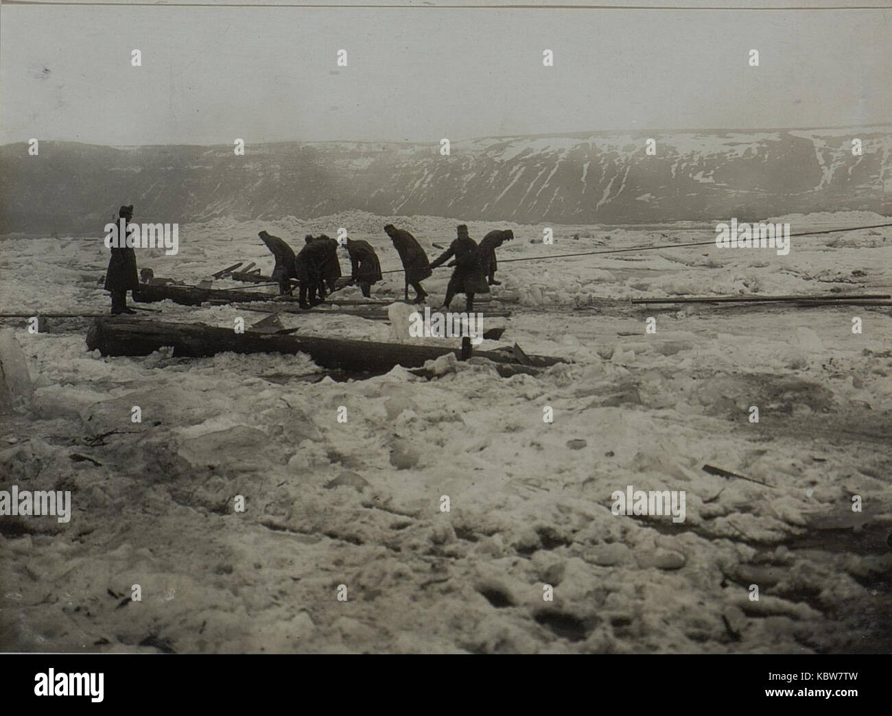 Dieses Bild zeigt eine Winterszene entlang des Dniester River am 27. Dezember 1915, die Soldaten der 25. Infanteriedivision zeigt. Das Foto zeigt die rauen Bedingungen der Ostfront während des Ersten Weltkriegs und unterstreicht die Widerstandsfähigkeit der Soldaten inmitten eisigen Geländes. Stockfoto