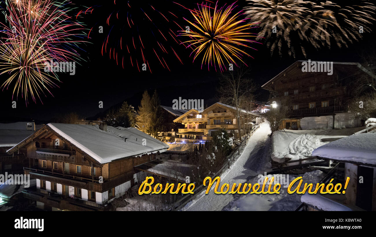 Vorabend des neuen Jahres mit alpinen Dorf im Schnee, Feuerwerk, text Stockfoto