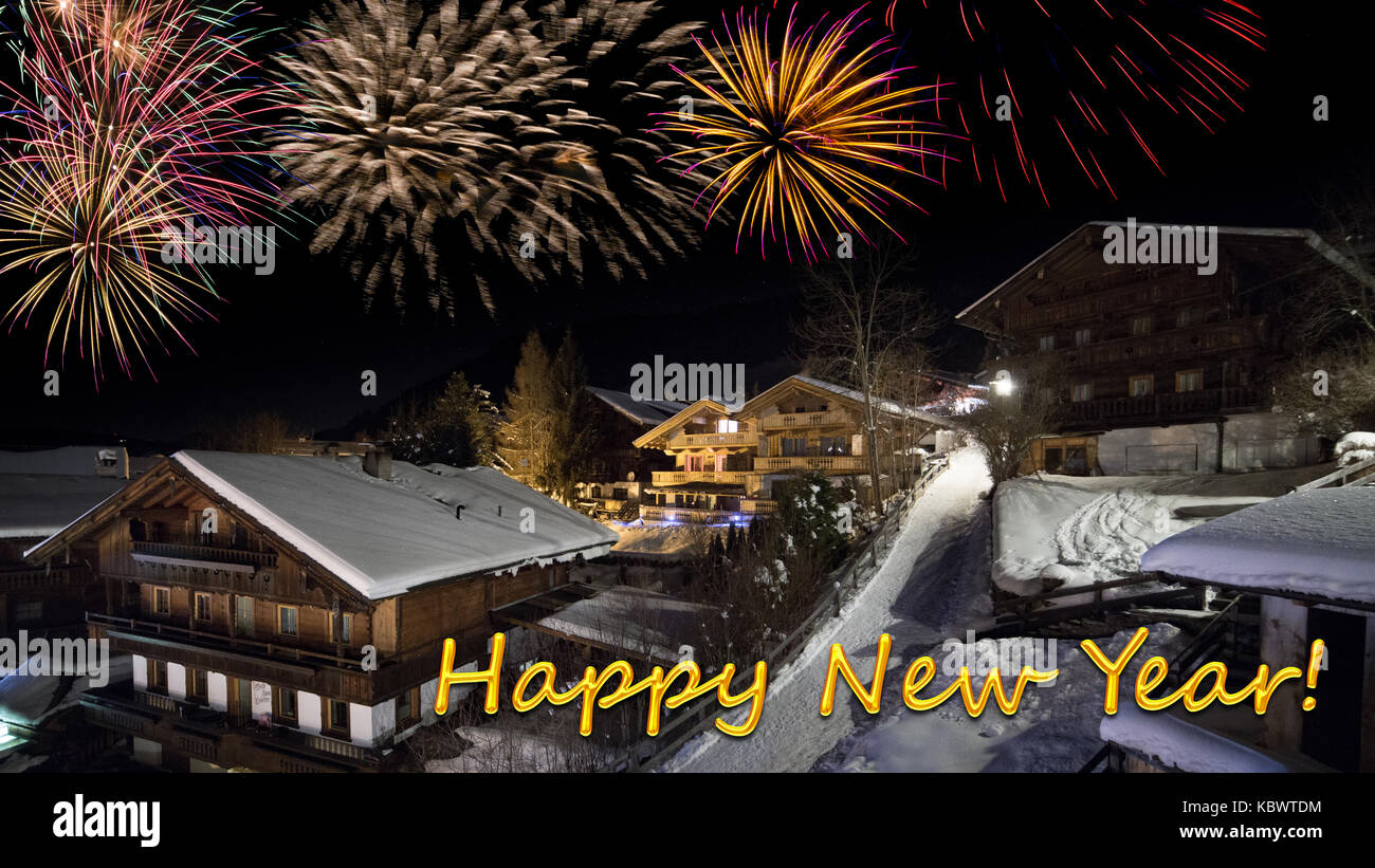 Silvesterkarte mit Bergdorf im Schnee, Feuerwerk, englischer Text 'Frohes neues Jahr!' Stockfoto