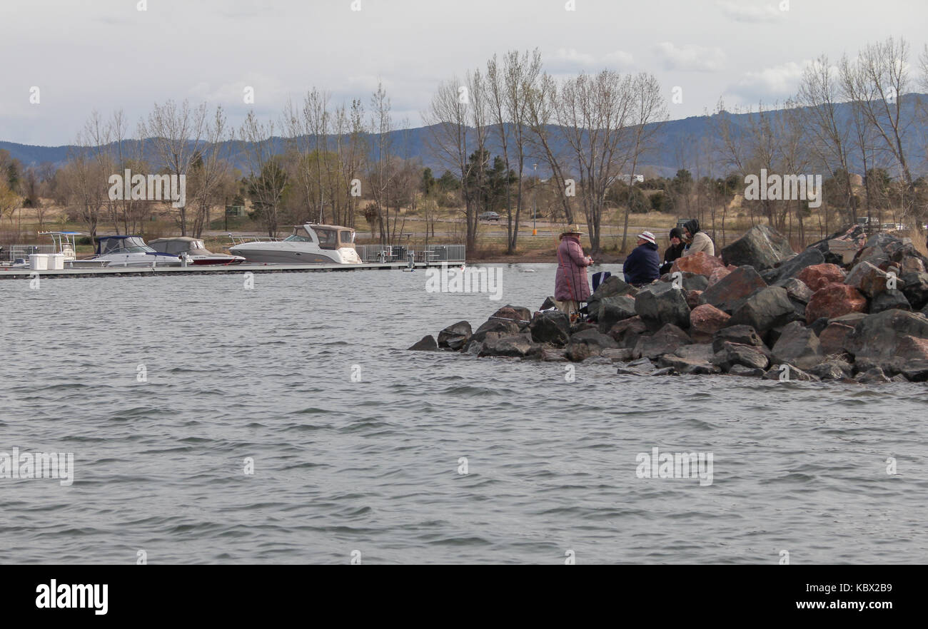 Fischer und Frauen gebündelt sind, Angeln entlang in der Nähe der Marina an chatfield State Park, Colorado, USA. Stockfoto