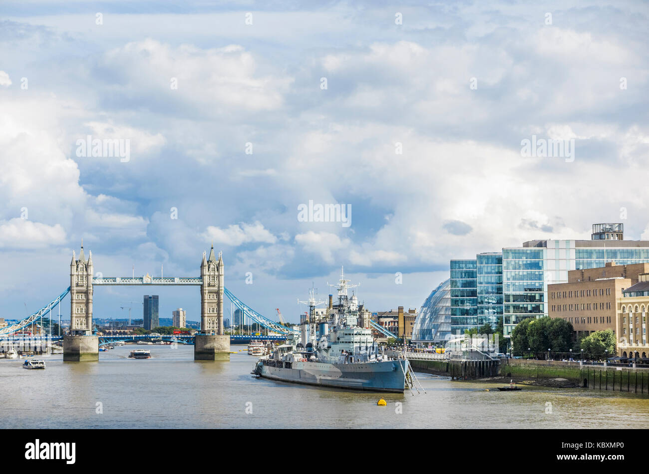 Ikonischen Sehenswürdigkeiten Londons: Panorama entlang der Themse am Pool und die Docklands von London, Tower Bridge, HMS Belfast, City of London, UK, sonnigen Tag Stockfoto