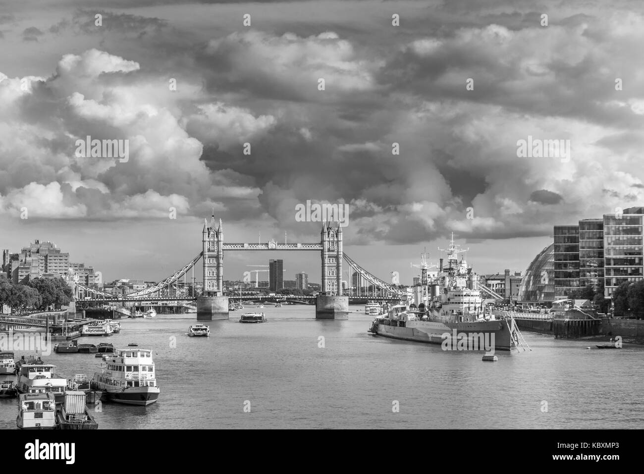Ikonischen Sehenswürdigkeiten Londons: Panorama entlang der Themse am Pool und die Docklands von London, Tower Bridge, HMS Belfast, City of London, UK, sonnigen Tag Stockfoto