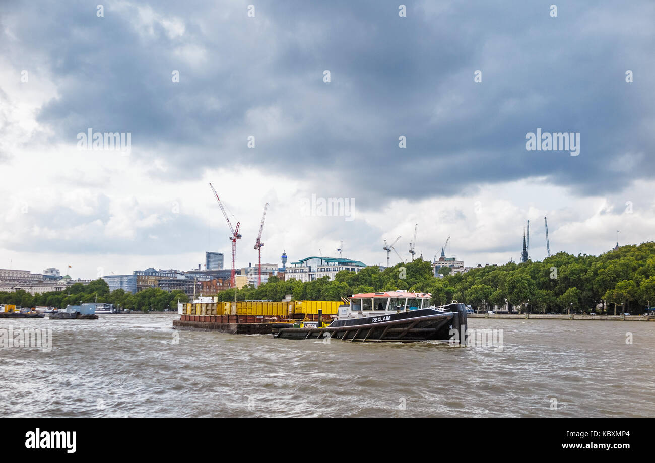 Binnenschifffahrt: Cory Riverside Energie Schlepper 'Zurückholen' Ziehen einer barge Load von Behältern in der Themse durch Victoria Embankment, London, UK Stockfoto