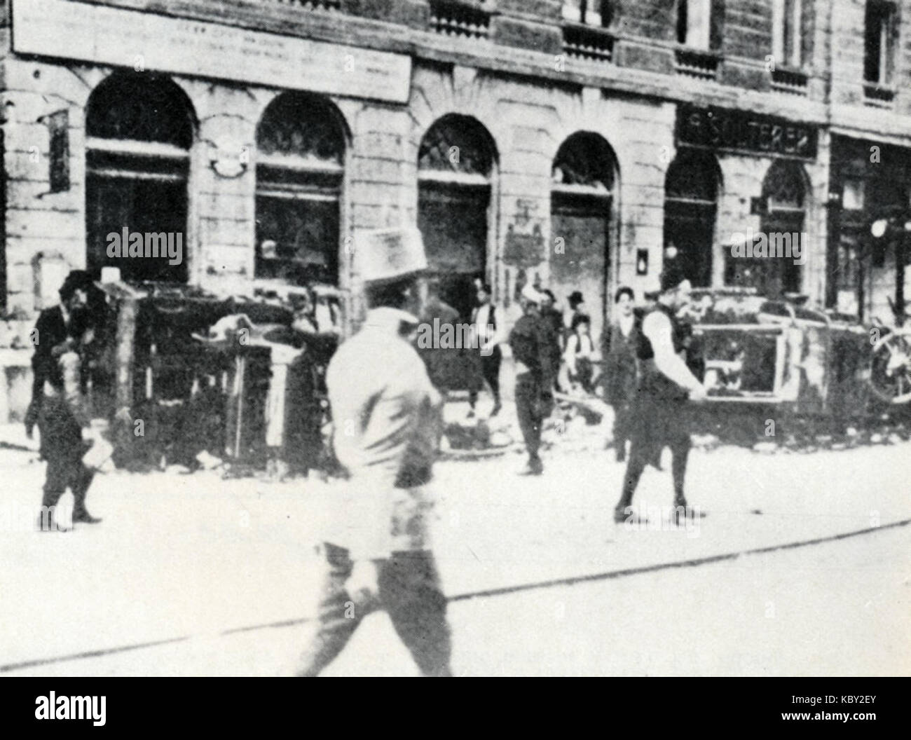 Dieses Foto zeigt die Folgen der Angriffe auf Serben in Sarajevo am 29. Juni 1914, ein bedeutendes Ereignis im Vorfeld des Ersten Weltkriegs. Es zeigt die düstere Realität nach den gewalttätigen Vorfällen in Sarajevo. Stockfoto