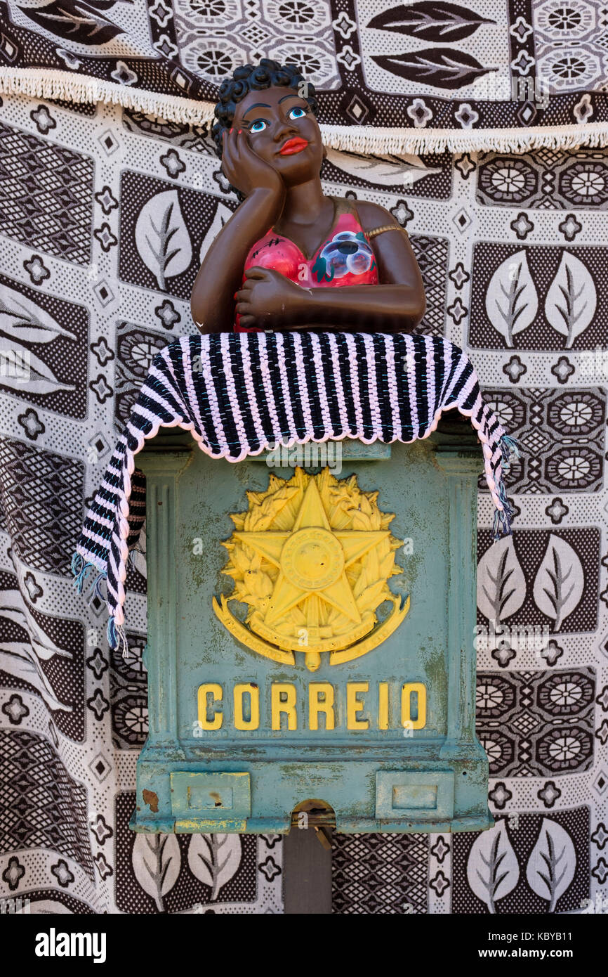 Traditionelle brasilianische grün Metall Mailbox, post Briefkasten, mit einem Flirten namoradeira in Congonhas do Campo, Minas Gerais, Brasilien Stockfoto