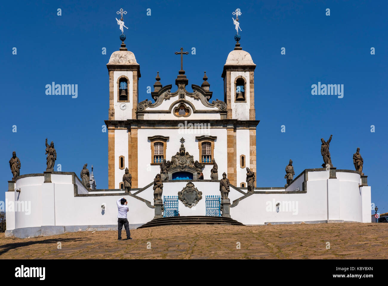 Wallfahrtskirche Bom Jesus tun, Matosinhos, UNESCO-Weltkulturerbe, barocke Kirche, flankiert von Speckstein Statuen der zwölf Propheten, die von Aleijadinho, Stockfoto