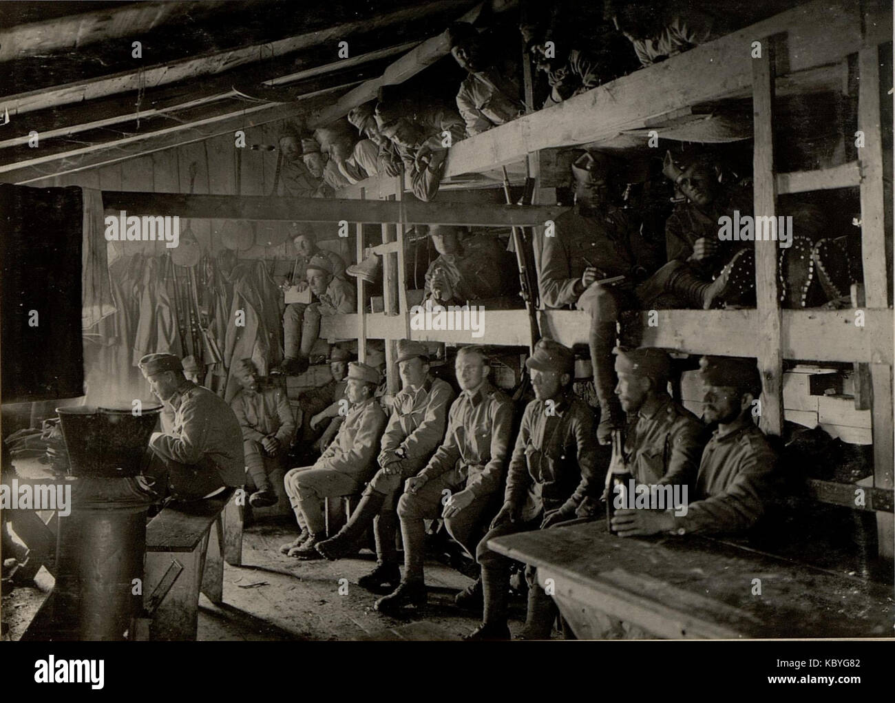 In der Mannschaftsbaracke der Artilleriestellung bin Grat zur Polinikscharte, aufgenommen am 9. Mai 1916 (BildID) 15474179 Stockfoto