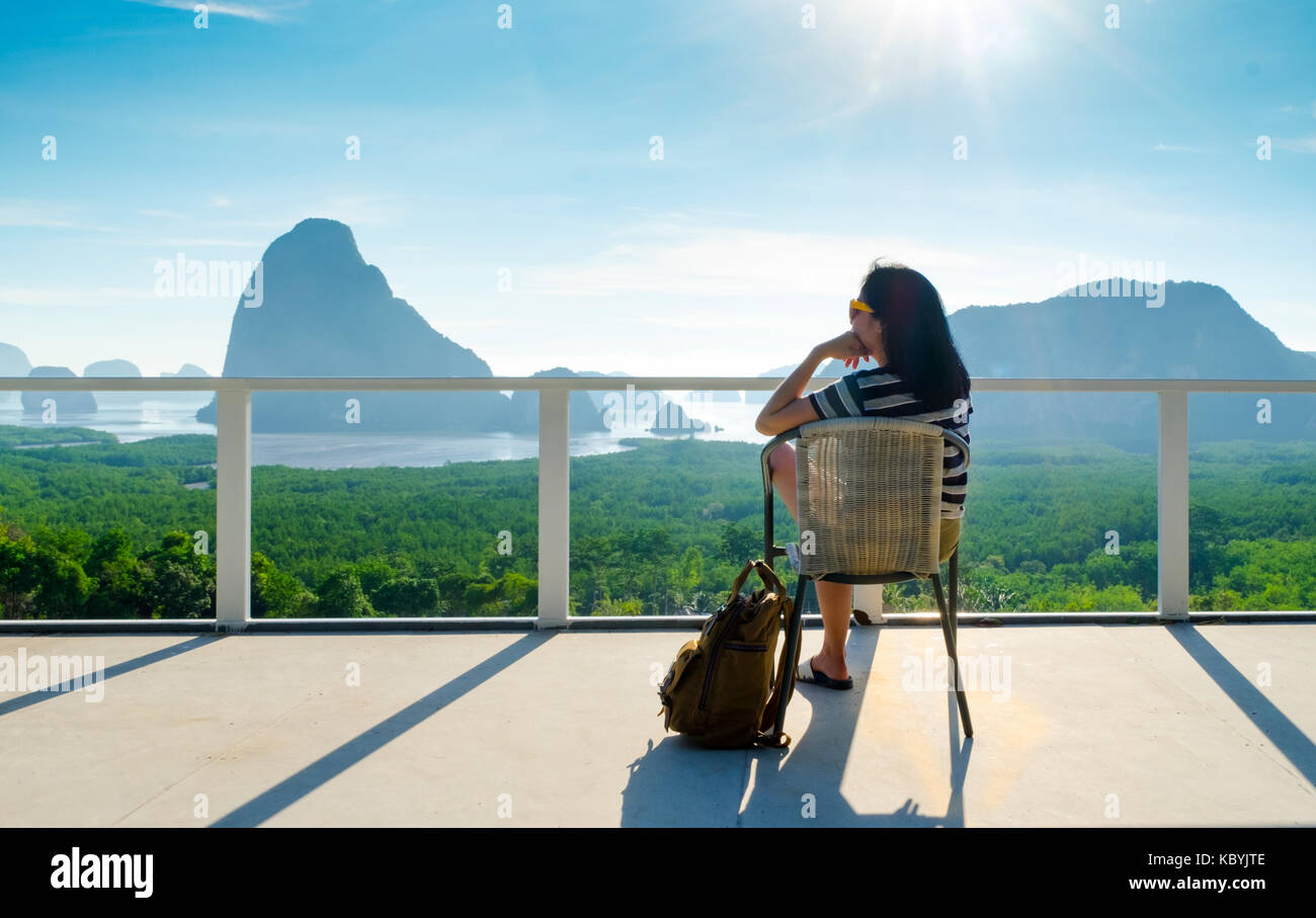 Junge reisende Frau Backpacker an einem Stuhl sitzen und genießen einen schönen der Natur bei Mountain panorama view Point und Meer, Freiheit Fernweh, Khao Sa Stockfoto