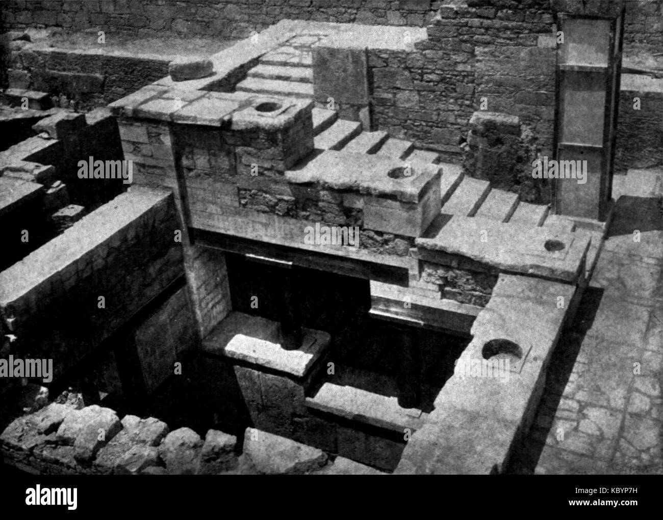Dieses Bild aus der Ausgabe 1911 der *Encyclopaedia Britannica* zeigt den Palast von Knossos auf Kreta, insbesondere einen Blick auf die große Treppe und den Säulensaal, wichtige Merkmale dieser alten minoischen Stätte. Stockfoto
