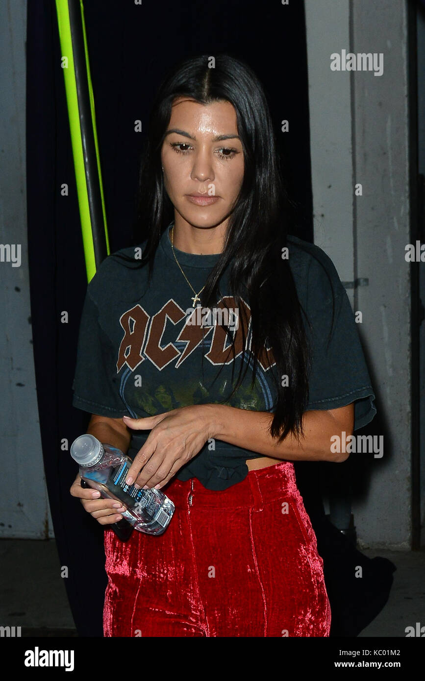 Kourtney Kardashian verlassen ein Gottesdienst tragen ein AC/DC-t-shirt in  Beverly Hills mit: Kourtney Kardashian Wo: Beverly Hills, Kalifornien, USA,  wenn: 30. Aug. 2017 Credit: WENN.com Stockfotografie - Alamy