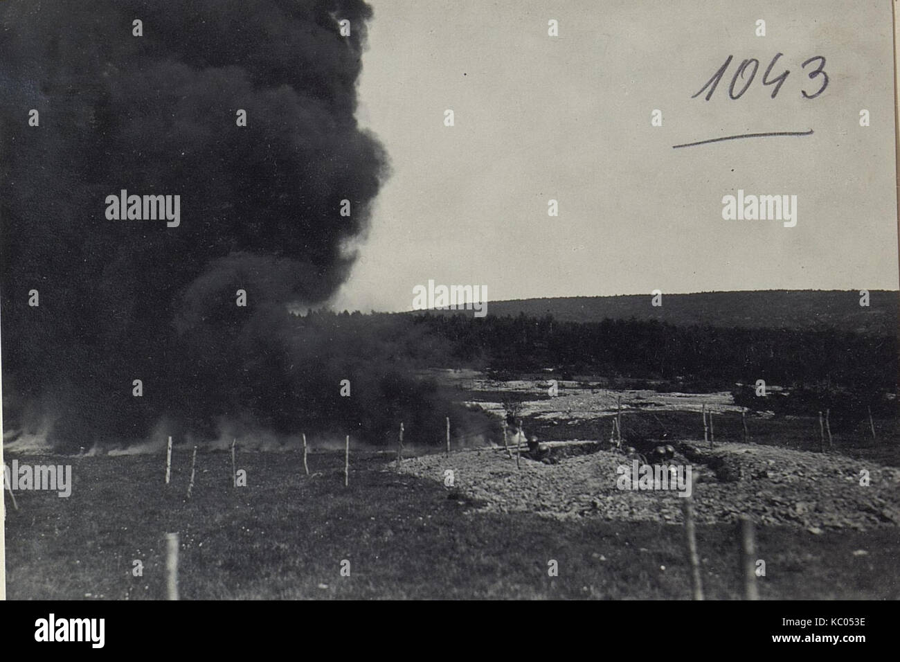 Dieses Bild zeigt einen Trainingskurs in Rohatyn, wahrscheinlich während militärischer Übungen, in dem Flammenwerfer bei einem Angriff eingesetzt werden. Der historische Kontext weist auf die Ausbildung in Kriegszeiten hin, die spezielle militärische Taktik beinhaltet. Stockfoto