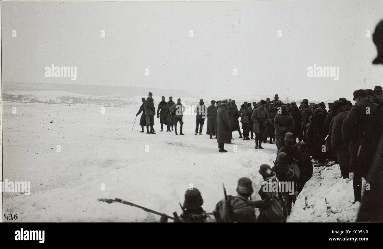 Kriegsalbum 107 ist ein historisches Fotoalbum mit Bildern aus der Militärgeschichte. Die Bilder des Albums dokumentieren wichtige Momente und das Personal eines vergangenen Krieges und tragen zur Archivgeschichte militärischer Ereignisse bei. Stockfoto