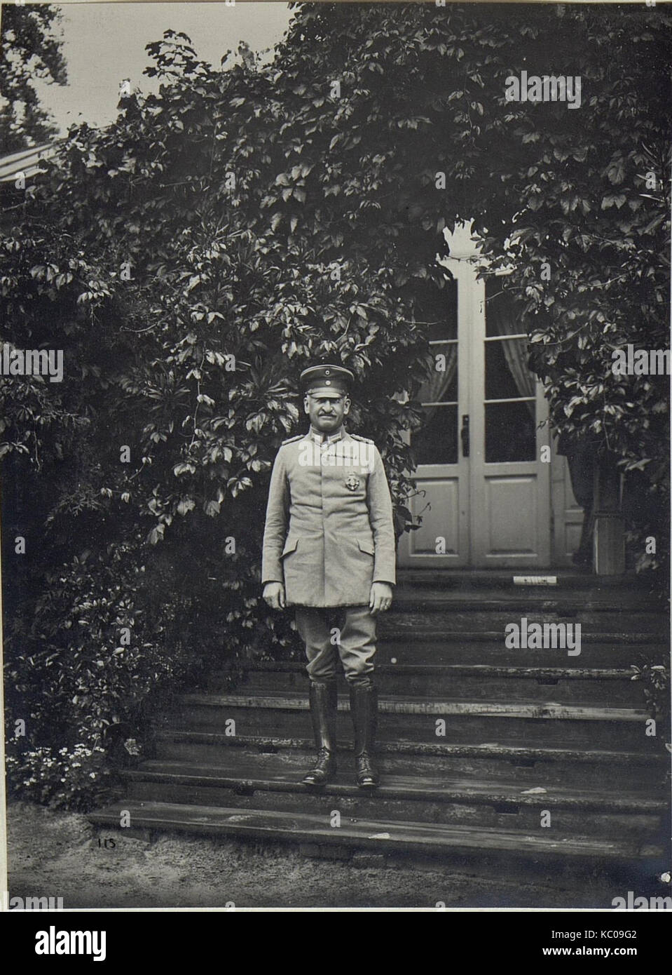 Das Foto zeigt die Stadt Kowel mit deutschen Soldaten während des Zweiten Weltkriegs. Das Bild fängt einen Moment in der besetzten Gegend ein und trägt zum historischen Verständnis des Krieges bei. Stockfoto
