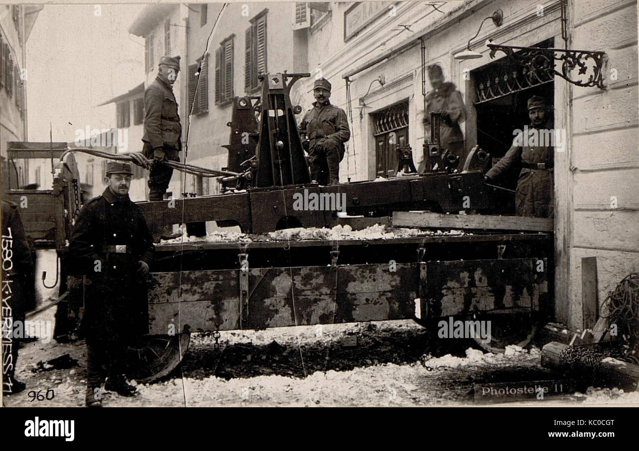 Levico. Abladen des Ca. 4000 kg schweren Fundamente zu einer Schnellpresse der K.V. Nr, 11. (BildID) 15637110 Stockfoto