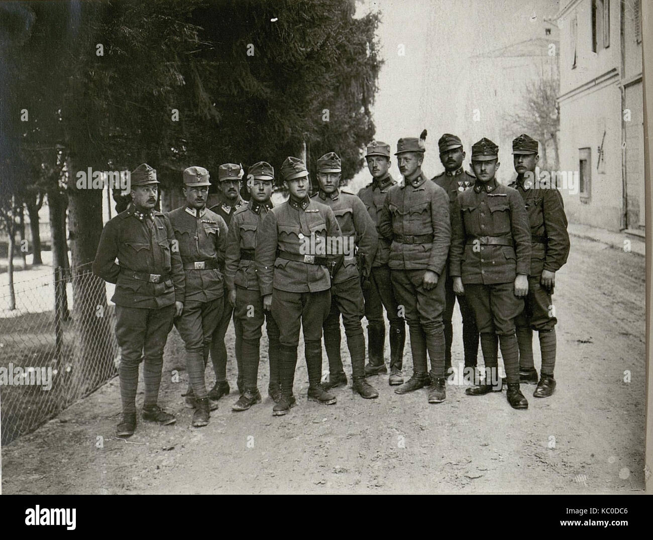 Das Foto zeigt Unteroffiziere eines Sturmbataillons in Levico, Italien. Dieses Bild ist eine historische Aufzeichnung der militärischen Ausbildung während des Ersten Weltkriegs und zeigt das deutsche Militärangehörige im Feld. Stockfoto