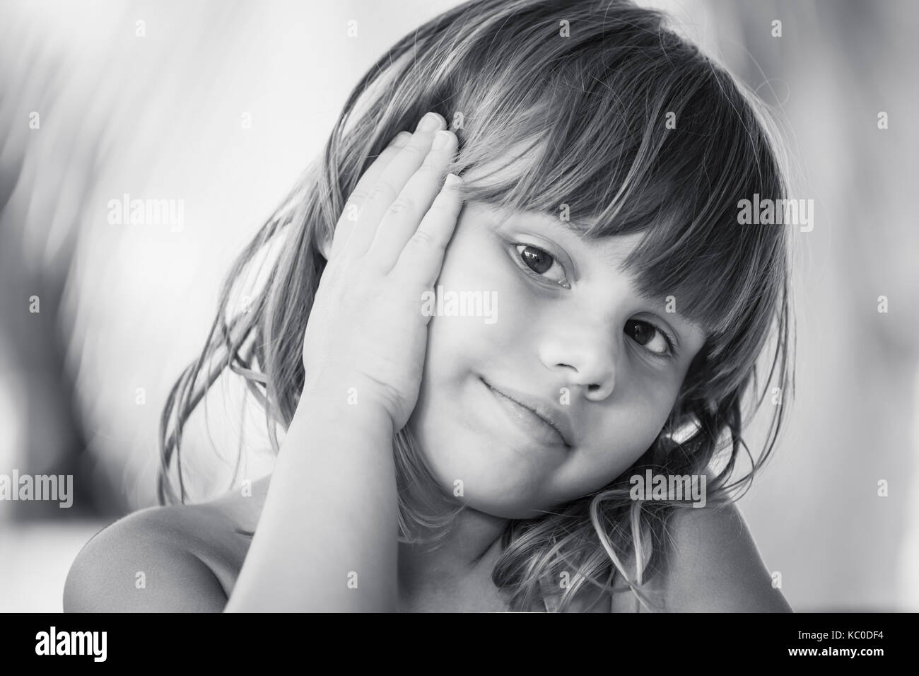 Cute kaukasische Mädchen, Schwarze und Weiße close-up im Gesicht Porträt Stockfoto