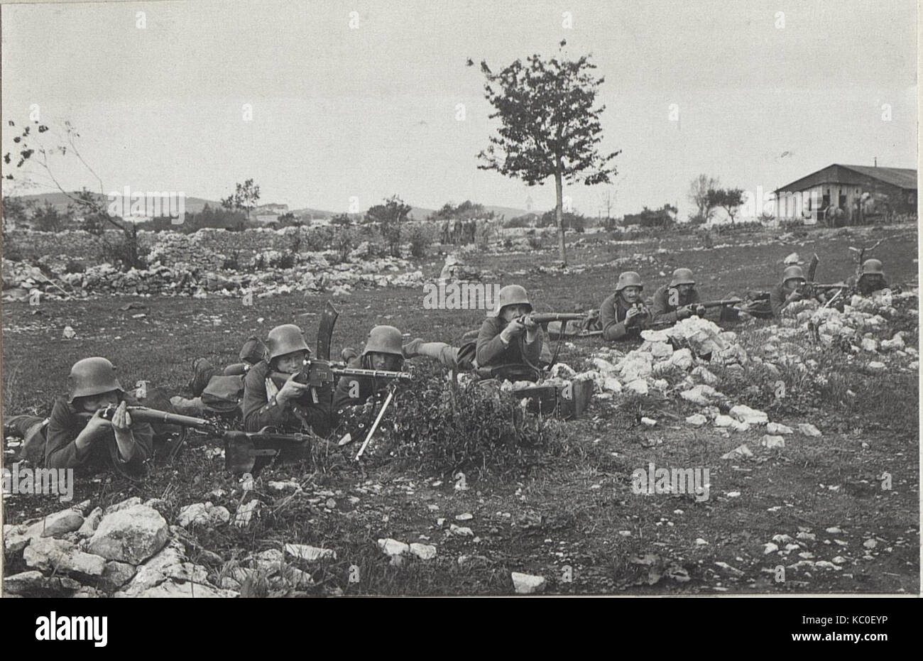 Das Bild zeigt eine Gruppe deutscher Musketiere von der Isonzo-Front, die während des Ersten Weltkriegs zu den Militärs gehörten. Stockfoto