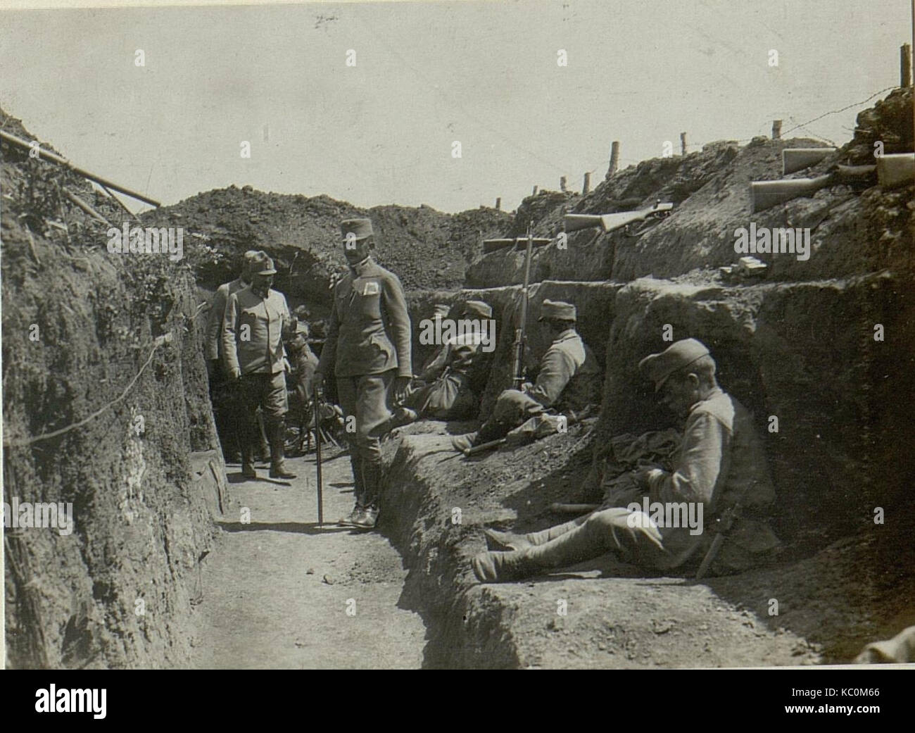 Dieses Bild zeigt Feldmarschalleutnant Hofmann mit LIR.19, Teil des 25. Korps-Kommandos während einer Militäroperation, die einen Einblick in das deutsche Militärleben im Ersten Weltkrieg gewährt. Stockfoto