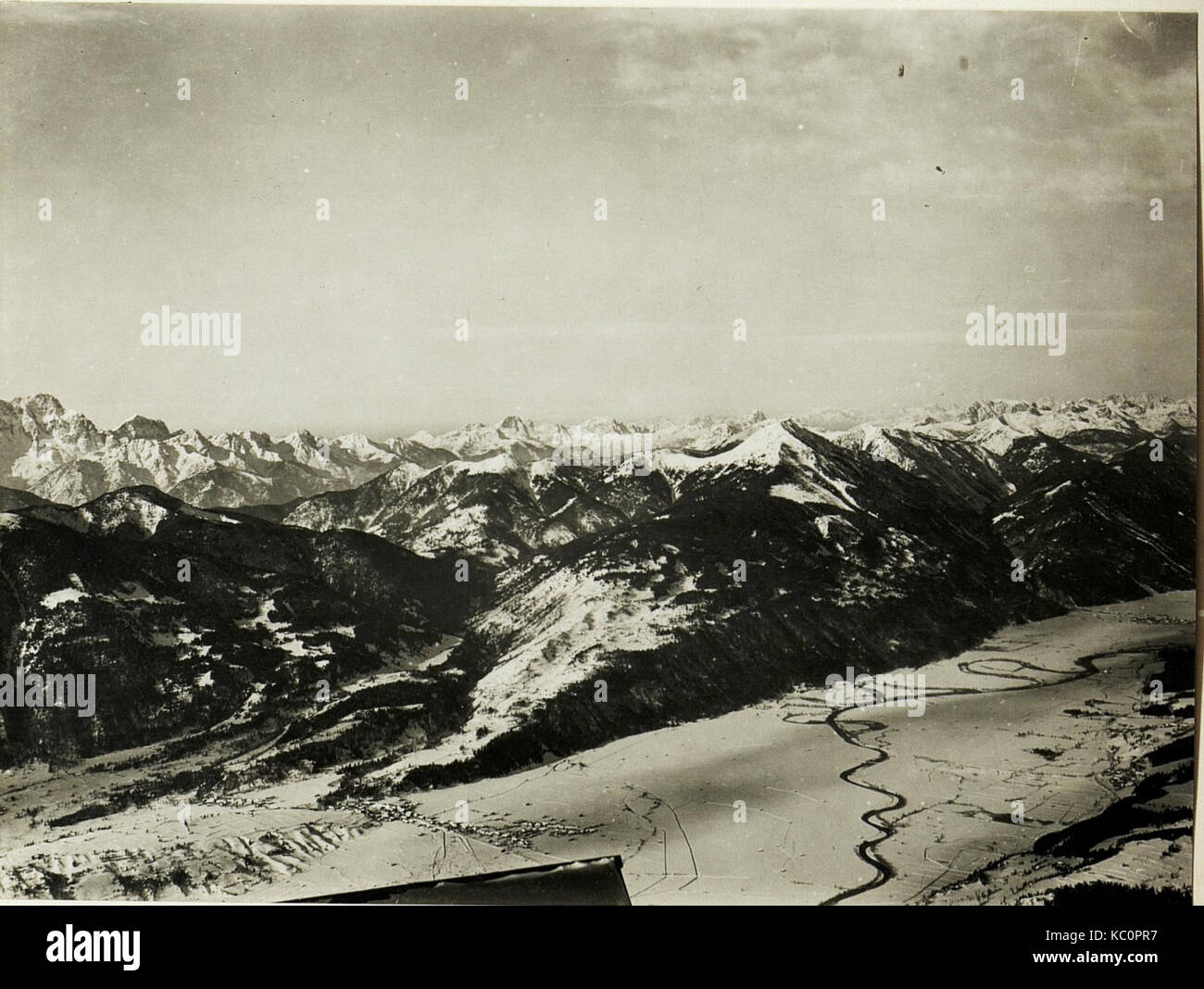 Dieses Bild ist Teil einer Serie, die ein architektonisches oder künstlerisches Werk zeigt und eine Darstellung von der rechten Seite fortsetzt. Es ist Teil einer größeren visuellen Dokumentation, möglicherweise historischer oder künstlerischer Natur. Stockfoto