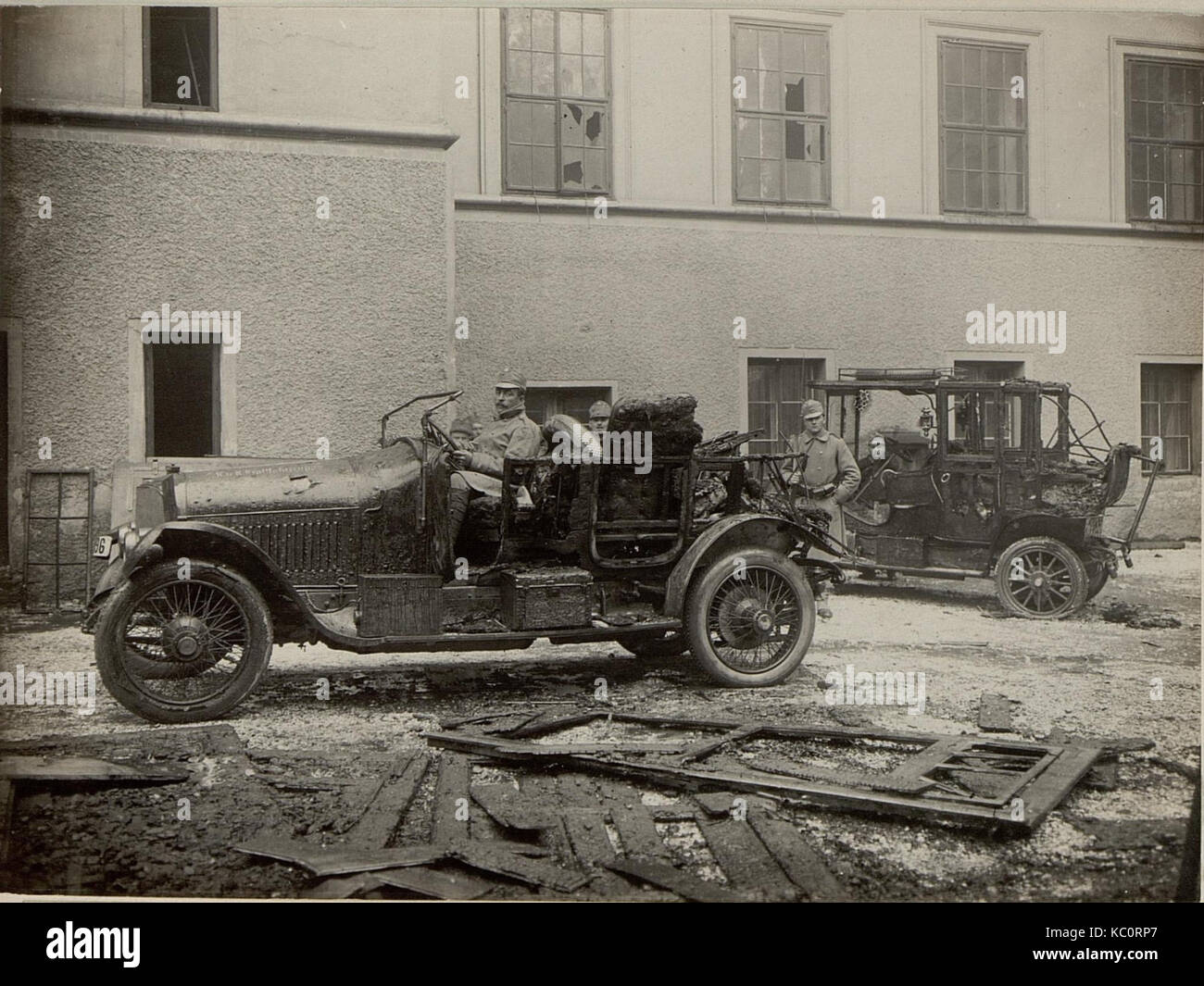 Dieses Bild zeigt ein verbranntes Auto im Innenhof des 10. Heereskommandos, das die Folgen eines militärischen Vorfalls während eines Konflikts darstellt. Stockfoto