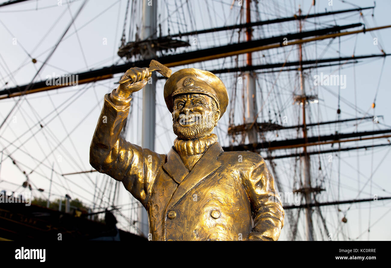 Zu Ehren des 50-jährigen Jubiläums Captain's Birds Eye, Tiefkühlkost Marke Birds Eye hat heute vorgestellt Eine goldene Statue des nationalen Symbol. Die Statue ist vor dem Schiff in der Cutty Sark Gardens, Greenwich positioniert, und markiert den Beginn eines Monats der Feiern zum Goldenen Jubiläum Captain's Birds Eye. Mit: Kapitän Birds Eye, Atmosphäre, Wo: London, Vereinigtes Königreich, wenn: 31. Aug. 2017 Credit: Andrew Fosker/PinPep/WENN.com Stockfoto