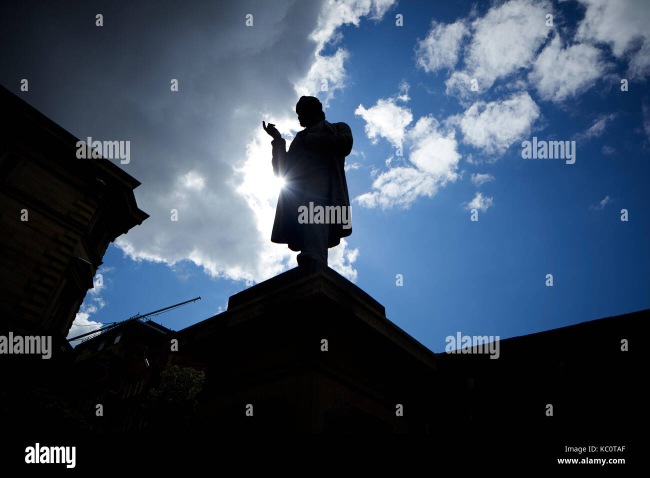 Manchester St Anns Quadratische Silhouette Richard Cobden Statue des Bildhauers Marshall Holz erstellt Stockfoto