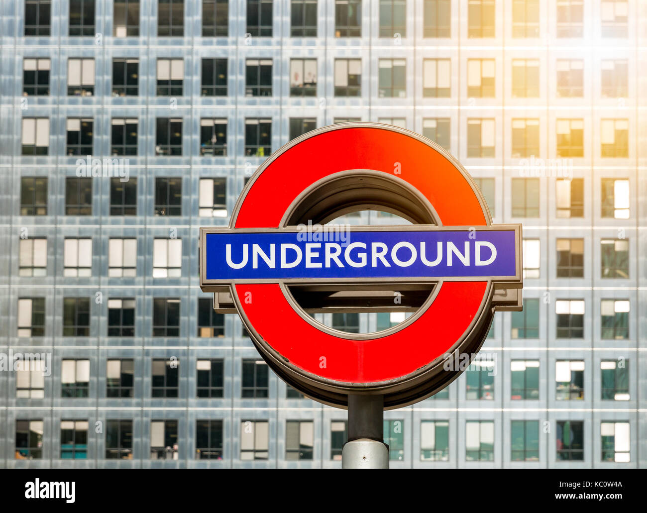 London, England - 3. April 2017: The London Underground Zeichen außerhalb der Canary Wharf Station in finanziellen District.The London "Underground" Logo wird Stockfoto