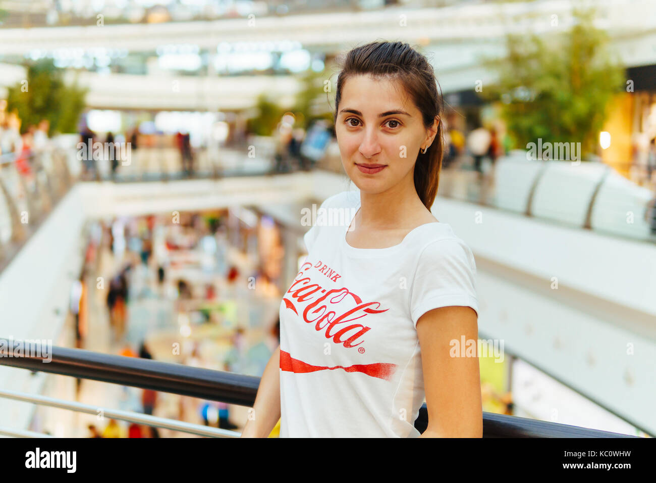 Lissabon, Portugal - 10 AUGUST, 2017: Junge Mädchen mit weißem T-Shirt mit "Coca-Cola" Slogan Anmelden modernes Einkaufszentrum. Stockfoto