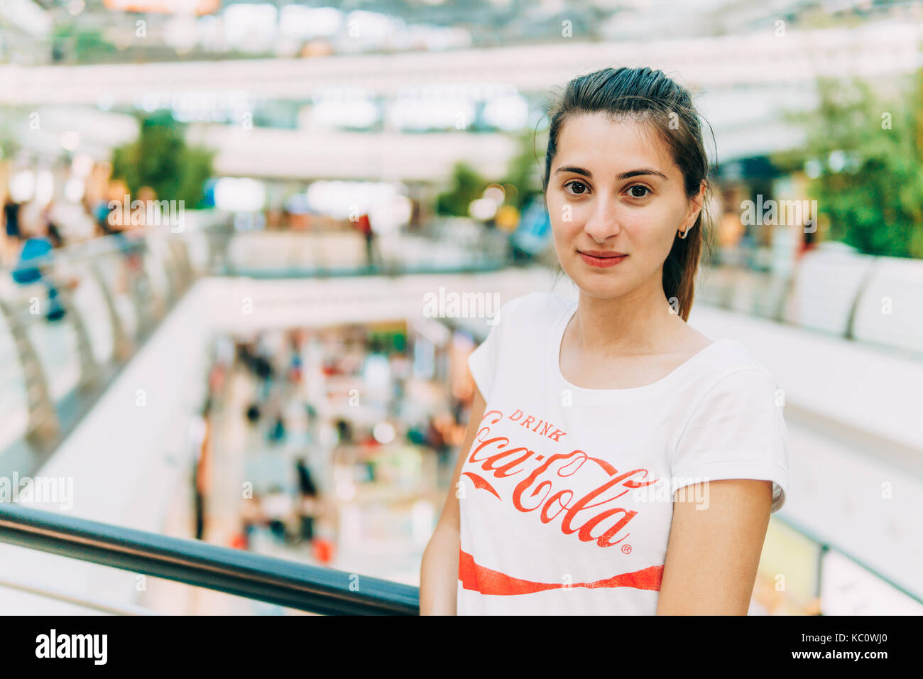 Lissabon, Portugal - 10 AUGUST, 2017: Junge Mädchen mit weißem T-Shirt mit "Coca-Cola" Slogan Anmelden modernes Einkaufszentrum. Stockfoto