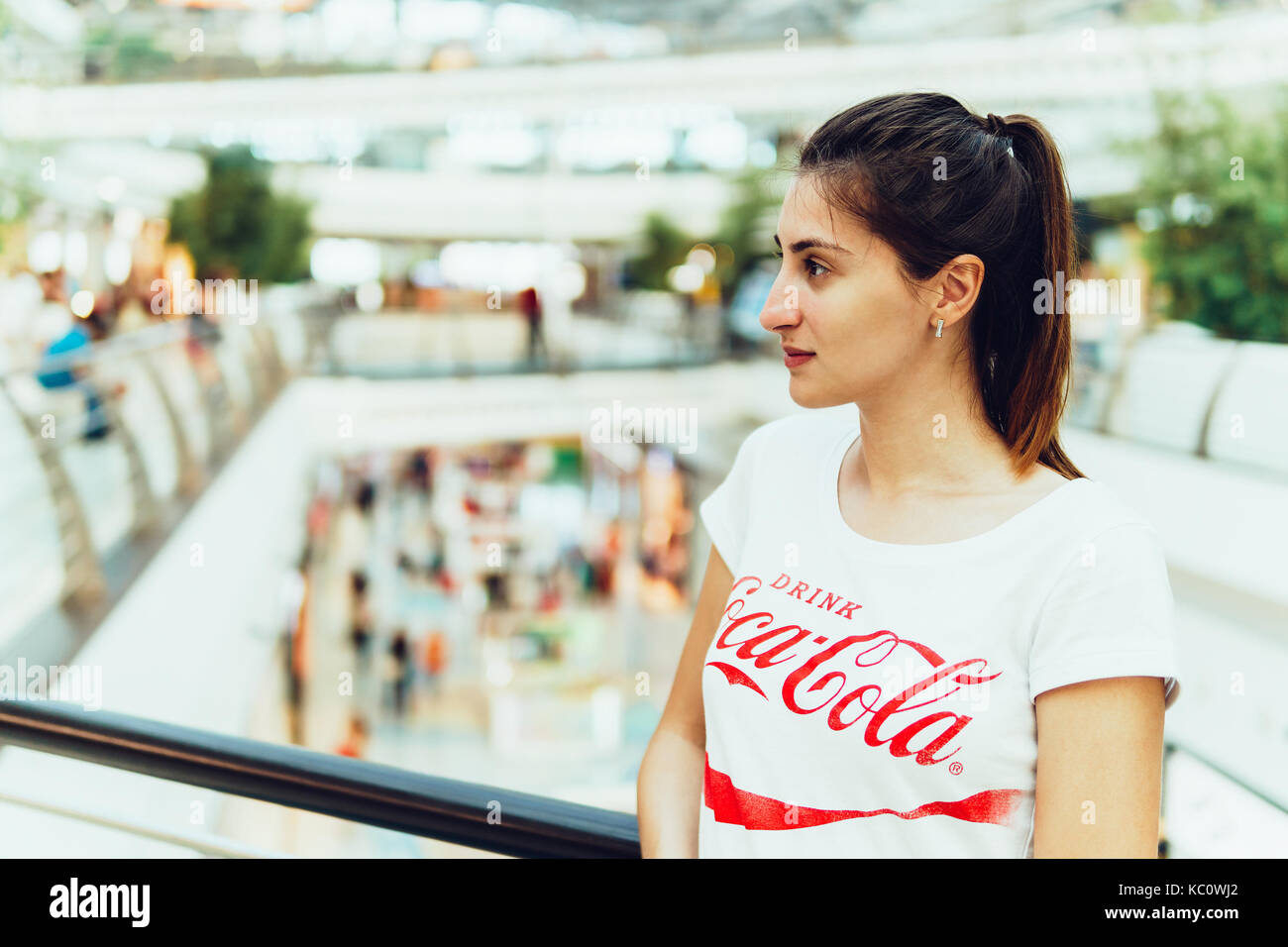 Lissabon, Portugal - 10 AUGUST, 2017: Junge Mädchen mit weißem T-Shirt mit "Coca-Cola" Slogan Anmelden modernes Einkaufszentrum. Stockfoto