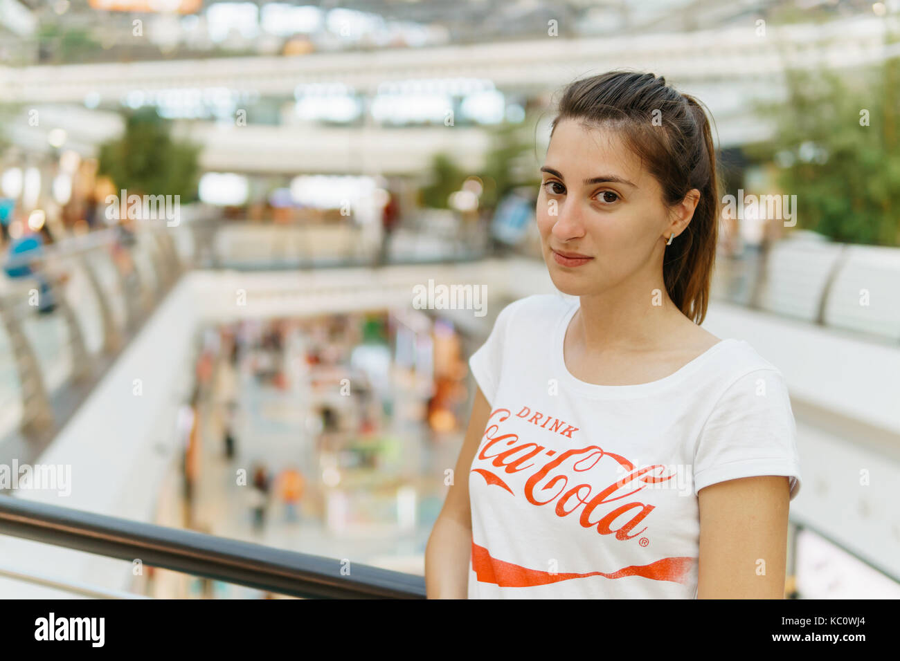 Lissabon, Portugal - 10 AUGUST, 2017: Junge Mädchen mit weißem T-Shirt mit "Coca-Cola" Slogan Anmelden modernes Einkaufszentrum. Stockfoto