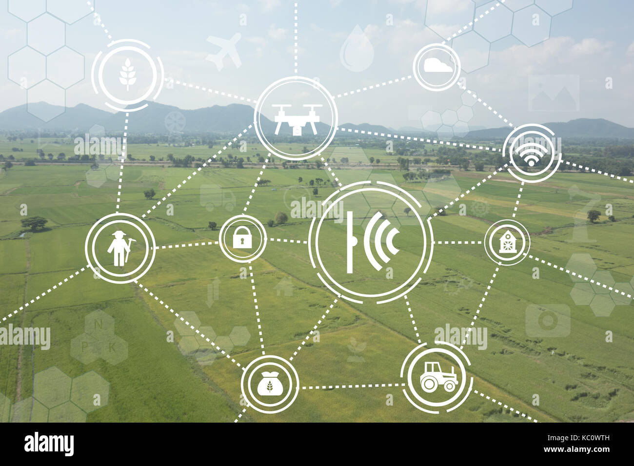 Internet der Dinge in der industriellen Landwirtschaft, Smart Farming Konzepte, die verschiedenen Landtechnik in der futuristischen Symbol auf dem Feld Hintergrund IKT (infor Stockfoto