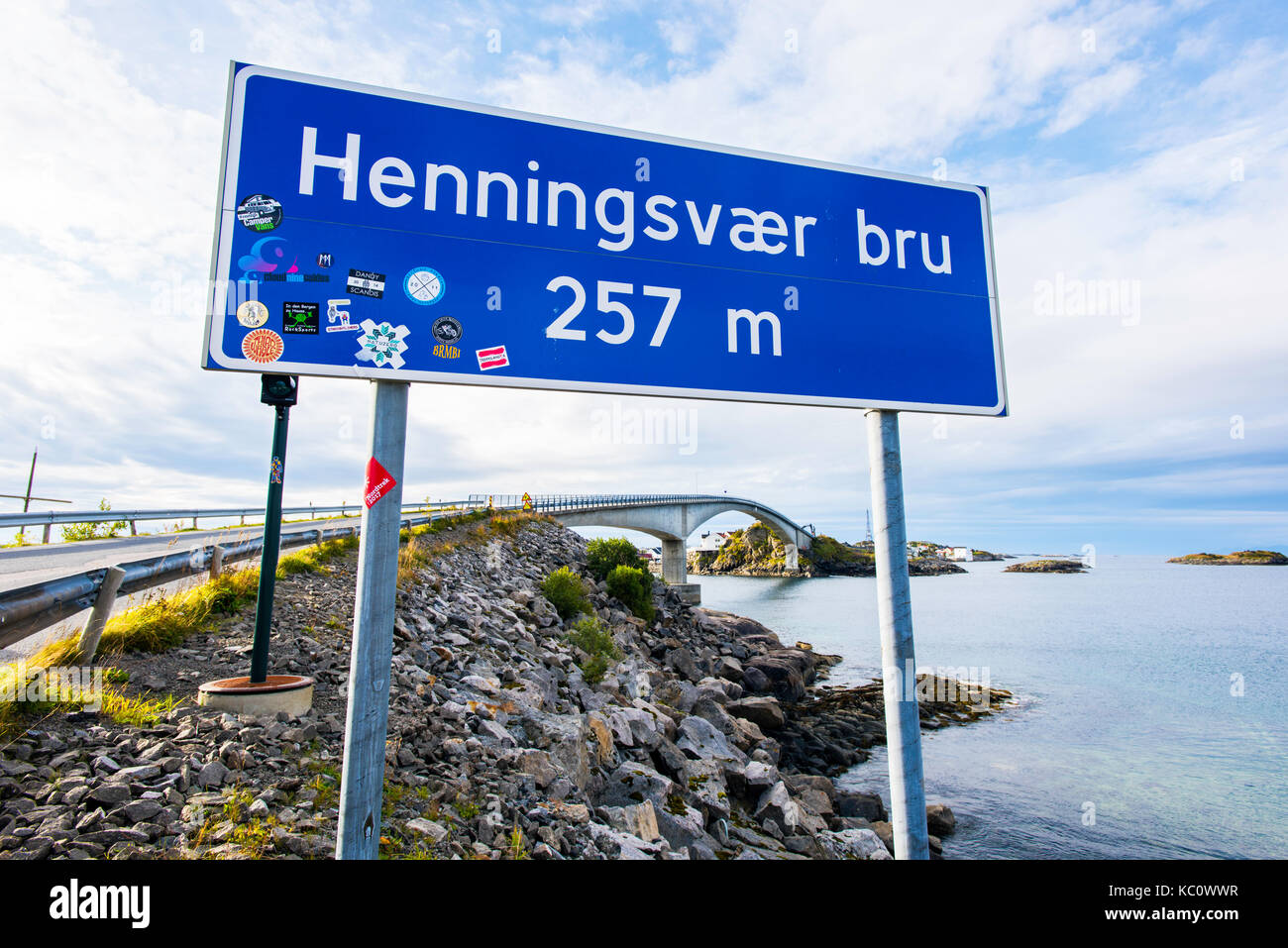Die henningsvær Brücke, die das Fischerdorf Henningsvær mit dem Rest der Lofoten Inseln, Lofoten, Norwegen Stockfoto