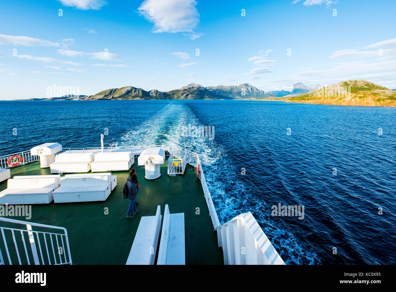 Kystriksveien - auf der Küstenstraße entlang der Küste Nordland in Norwegen. Bild genommen auf der Überfahrt mit der Fähre von jektvik zu Kilboghavn Stockfoto