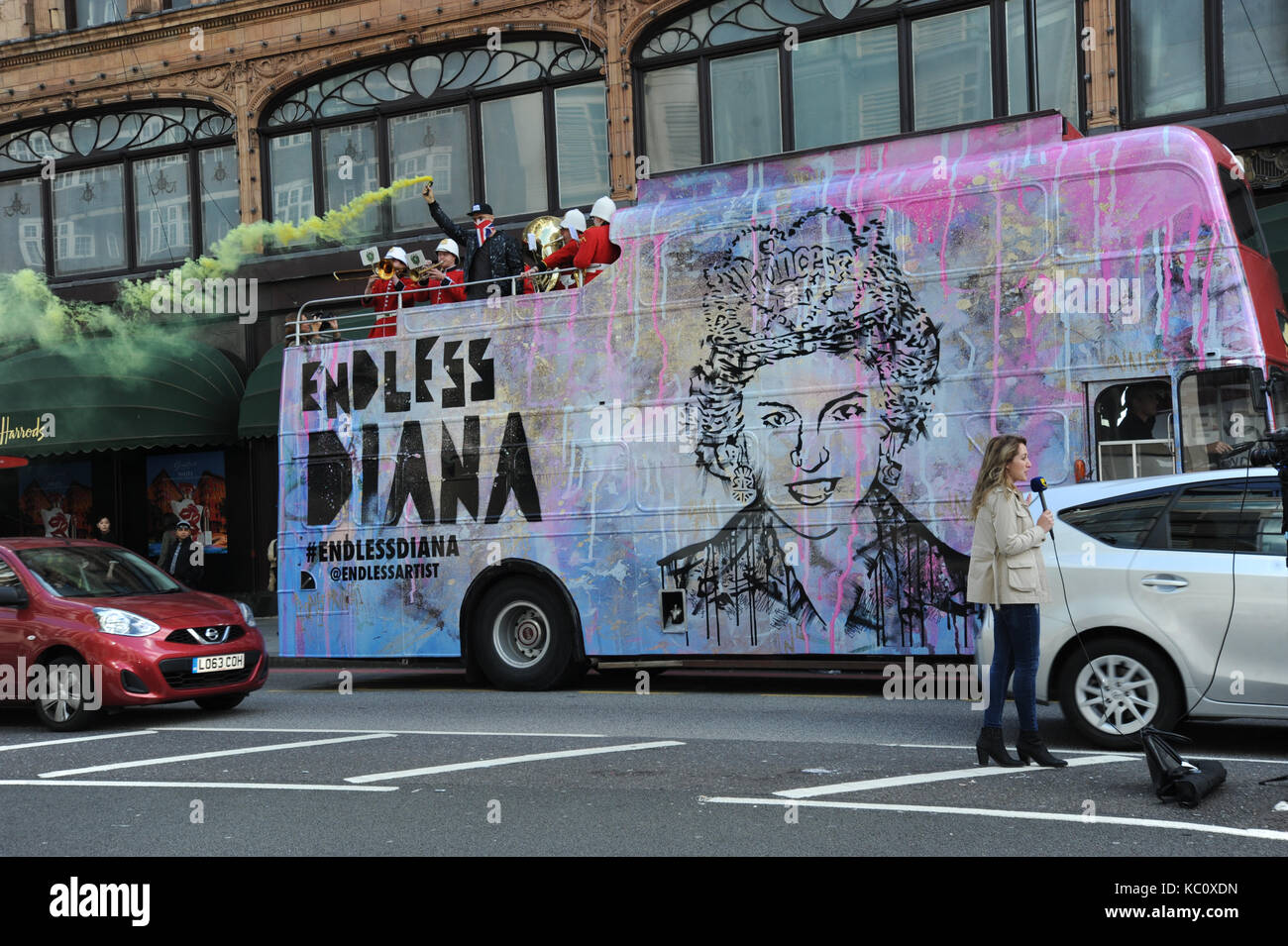 Endlose der Künstler beherbergt eine große visuelle Stunt das 20-Jahr Jubiläum von Prinzessin Dianas Tod zu gedenken. Der Künstler hat ein einzigartiges Portrait der Prinzessin um einen Vintage Routemaster Bus, welcher sich um London heute fahren werden an den Standorten deutlich zu stoppen. Eine militärische Brass Band werden auch eine Reihe von bevorzugten Diana's Songs aus dem oberen Deck, während der Künstler eine Reihe von farbigen Flares. Außerhalb Harrods in London. Mit: Routemaster, endlose der Künstler Wo: London, Großbritannien Wann: 31 Aug 2017 Quelle: WENN.com Stockfoto