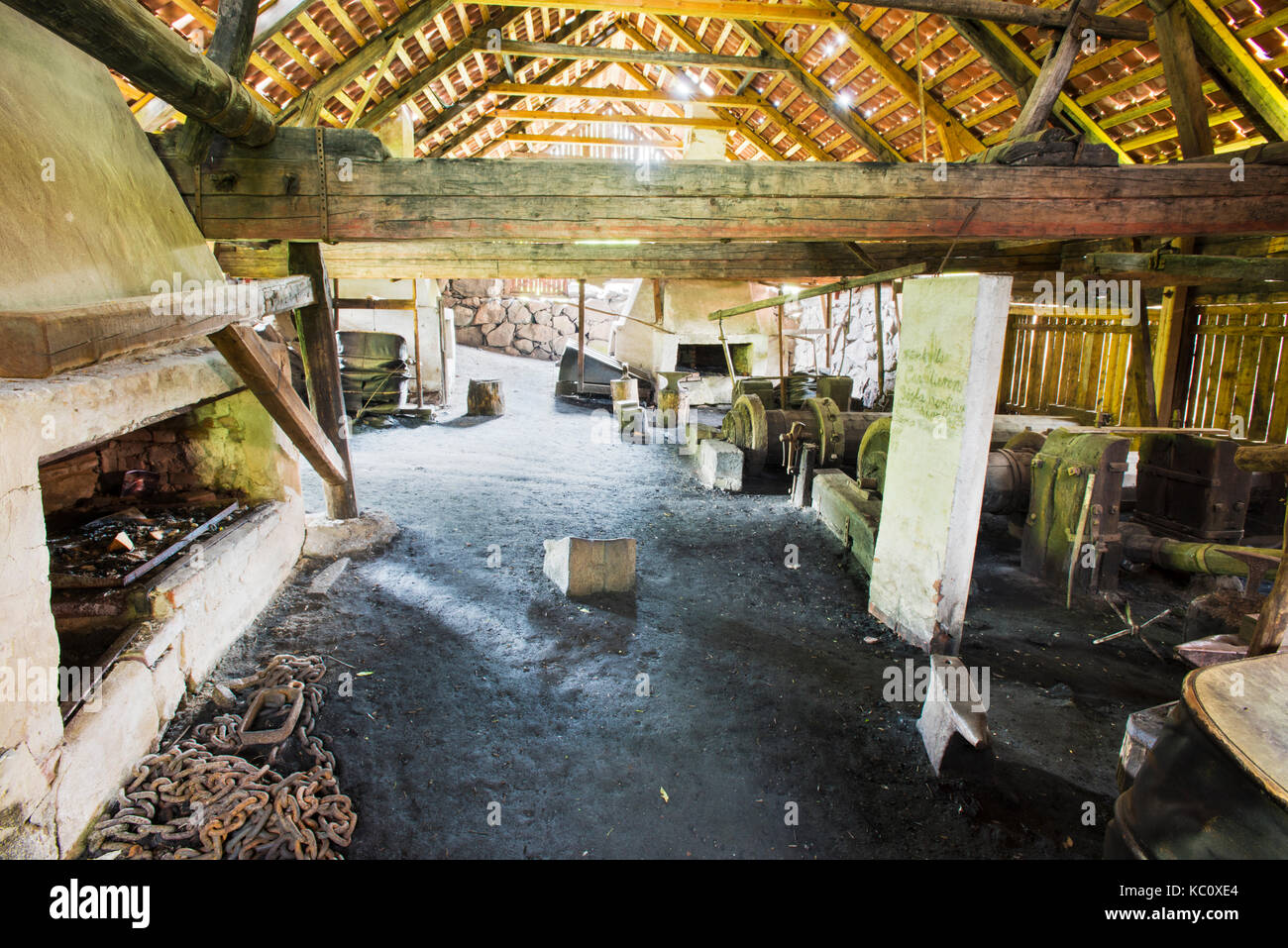 Das Innere der Alten und Verlassenen Bügeleisen Mühle an Wira Bruk, Schweden Stockfoto
