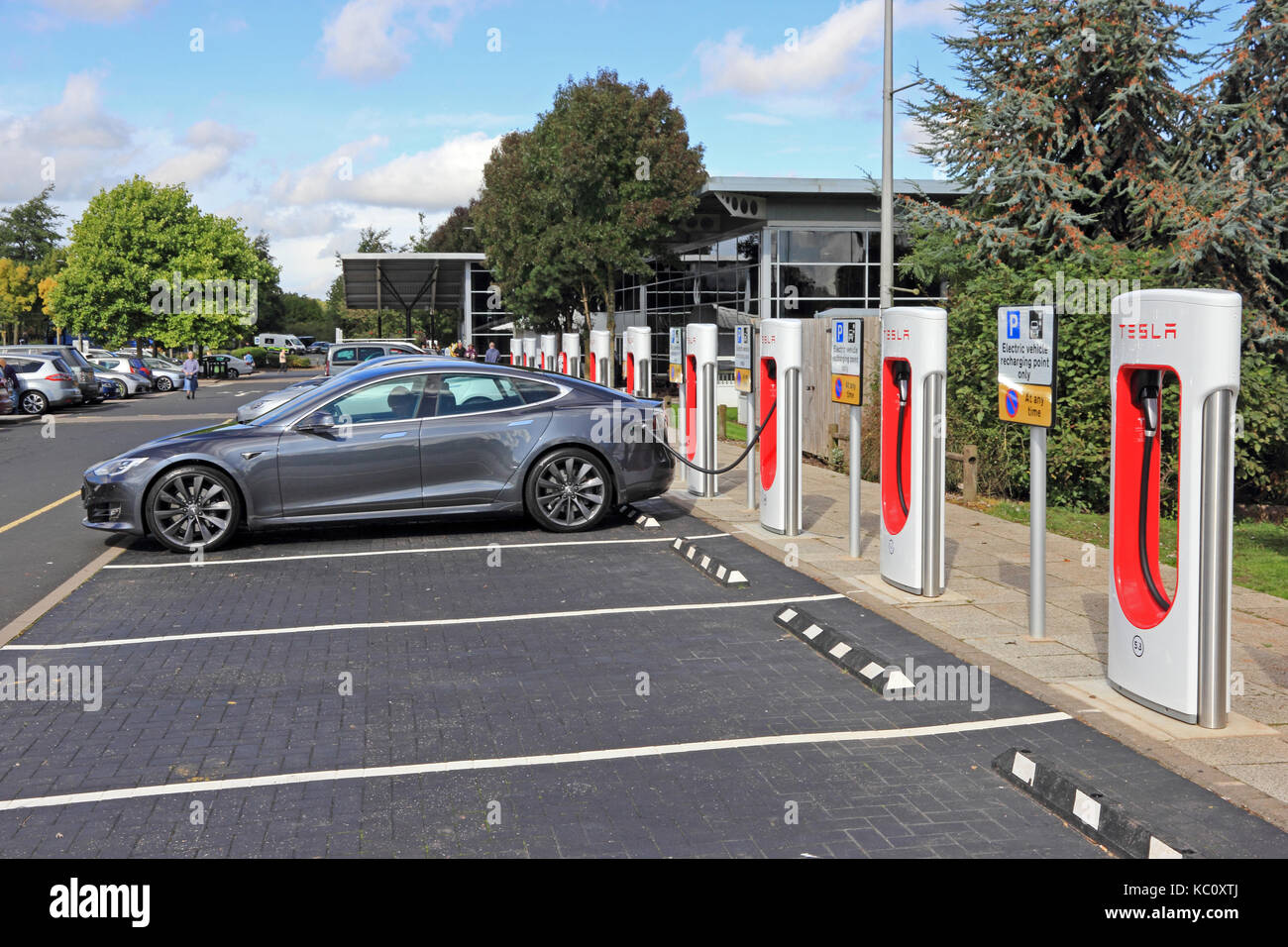 Tesla Elektroautos aufladen an speziellen Ladestationen, Hopwood Autobahn Dienstleistungen, Alvechurch, Birmingham Stockfoto
